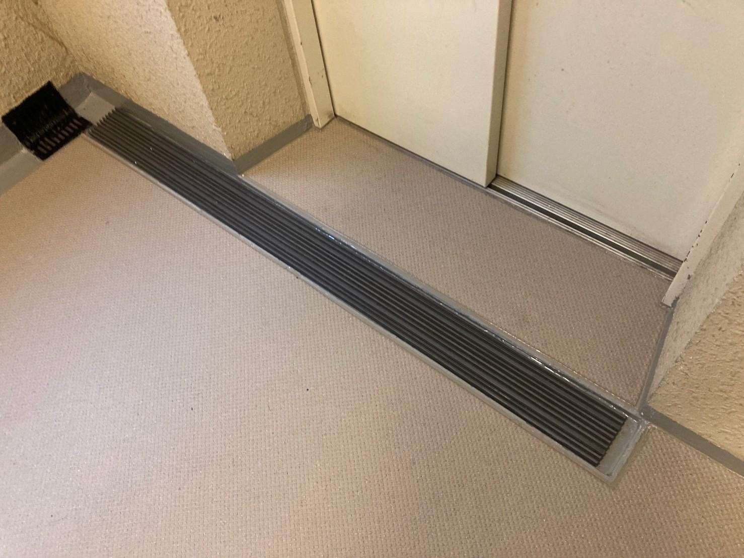 エレベーター前 after